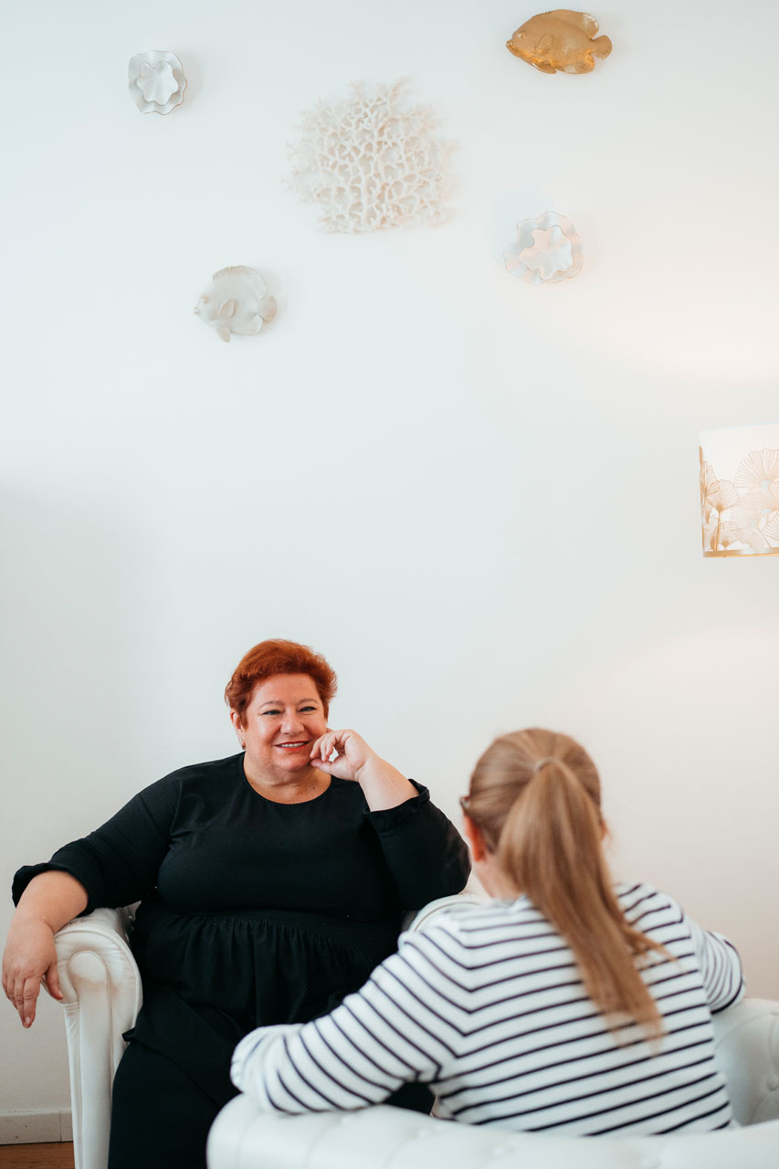 La psicologa e psicoterapeuta Annalisa Salmaso nel suo studio di San Donà di Piave con una cliente, durante una seduta di psicoterapia individuale.
